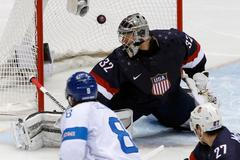 Finsko - USA, o bronz: Teemu Selänne dává gól na 1:0