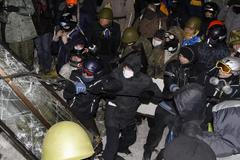 Demonstranti útočí na Ukrajinský dům, který se stal základnou policejních sil