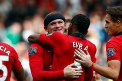 Manchester United's Rooney celebrates scoring a goal with teammates during their English Premier League soccer match against Crystal Palace at Old Trafford in Manchester, northern England