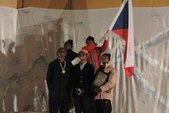 Dobytí severního pólu v podání nigerijských herců - vlajka