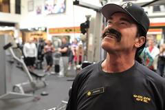 Arnold Schwarzenegger v posilovně