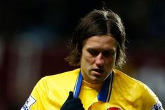 Zraněný Tomáš Rosický opouští utkání s Aston Villou