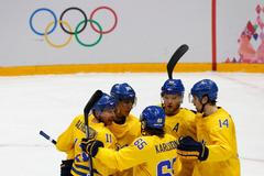 Švédové slaví branku Alexandra Steena ve čtvrtfinále proti Slovinsku