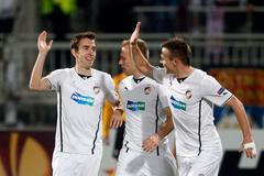 EL, Lyon - Plzeň: Tomáš Hořava (první zleva) slaví gól na 0:1