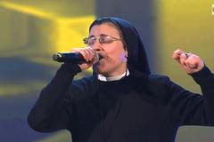 Sestra Cristina zpívá "No One" od Alicie Keys