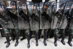 Thajsko - Bangkok - demonstrace - policie - těžkooděnci