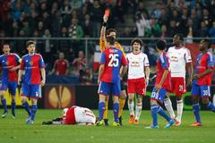 Marek Suchý dostává červenou kartu v osmifinále Evropské ligy