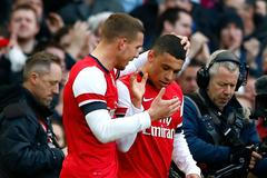 Oxlade-Chamberlain a Podolski slaví gól Arsenalu