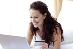 E-shop, internetový obchod, online nakupování, platební karta, PC, počítač, ilustrační foto