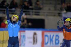 Sjinkie Kegt ukazuje zdvižený prostředníček Victoru Anovi na ME v short tracku