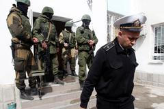 Ukrajinský námořní důstojník opouští obsazenou základnu v Sevastopolu