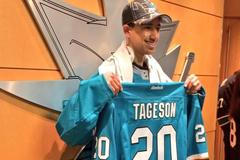 Nemocný fanoušek nastupuje k zápasu