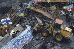 Ukrajina - demonstrace - Kyjev - buldozer - barikáda