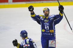 Plzeň - Kometa: Tomáš Svoboda z Brna se raduje z gólu Jana Hrušky (vlevo)