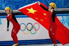 Soči 2014: Čou Jang (napravo) + Liová, Čína (short track, 1500m, finále)