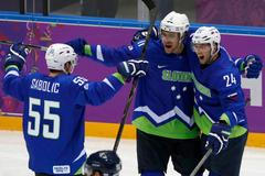 Slovensko - Slovinsko: Robert Sabolič, Anže Kopitar a Rok Tičar slaví gól