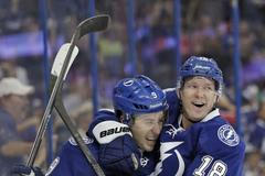 Tyler Johnson a Ondřej Palát slaví branku Tampy Bay