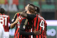 Mario Balotelli a AC Milán slaví gól