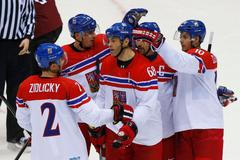 Česko - Lotyšsko: Jaromír Jágr, Marek Židlický (2), Tomáš Kaberle, Tomáš Plekanec a Roman Červenka (R) slaví gól