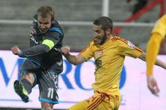 Fotbalista Dukly Praha Petr Malý (vpravo) brání Lukáše Vaculíka proti Vysočině Jihlava v utkání Gambrinus ligy 2012/13.