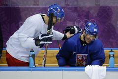 Jaromír Jágr a Petr Nedvěd se baví během tréninku českého týmu na olympiádě.