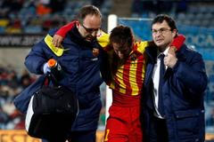 Zraněný Neymar opouští utkání s Getafe