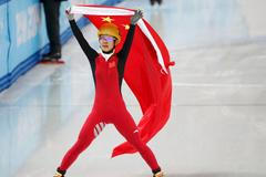 Li Ťien-žou slaví vítězství na olympijské pětistovce