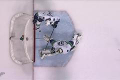 Kevin Bieksa (Vancouver Canucks) a jeho fotbalový zákrok