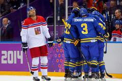 Soči 2014, ČR-Švédsko: Petr Nevěd sleduje radost Švédů z gólu na 2:0