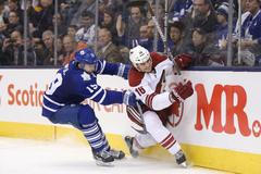 NHL: Phoenix Coyotes vs Toronto Maple Leafs Klesla, Lupul)