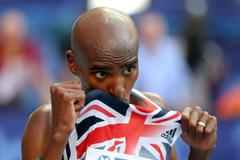 Mo Farah slaví vítězství nad 10 000 metrů