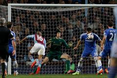 VIDEO Gól patičkou Fabiana Delpha (Aston Villa - Chelsea)