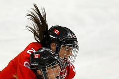 Radost kanadských hokejistek po brance Agosta-Marcianové do sítě USA