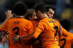 Cristiano Ronaldo slaví se spoluhráči gól Realu