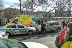 Karlovo náměstí po honičce aut