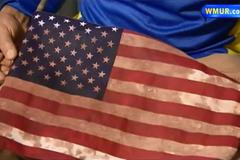 Vlajka USA (špinavá po útocích v Bostonu)