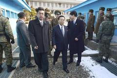 Lídr delegace KLDR překračuje hranici