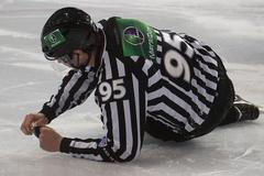 VIDEO Takhle poslal Petr Tatíček k ledu rozhodčího ve Švýcarsku