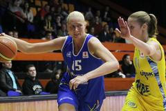 Basketbalistka ZVVZ USK Praha Kateřina Elhotová (vpravo) v utkání 1. kola Evropské ligy proti Salamance.