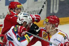 Extraliga, Slavia Praha - Pardubice: Tomáš Zohorna (v bílém)