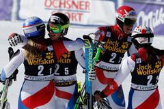 Švýcarský tým slaví vítězství v závodě družstev