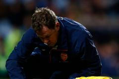 Tomáš Rosický dostává ošetření v zápasu s Aston Villou