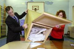 Vyprazdňování urny po uzavření volební místnosti v sibiřské obci Divnogorsk v Krasnojarském regionu.