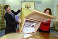 Vyprazdňování urny po uzavření volební místnosti v sibiřské obci Divnogorsk v Krasnojarském regionu.