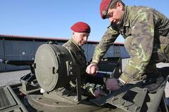 Výsadkáři v Chrudimi před cestou do Mali