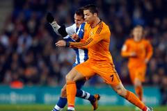 Cristiano Ronaldo a Christian Stuani v souboji o míč