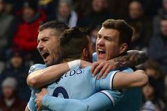 Džeko se spoluhráči oslavuje gól do sítě Newcastlu