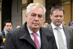 Zeman položil květiny na hrob Václava Havla