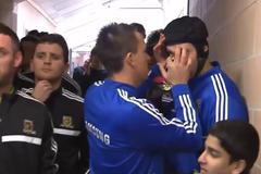 John Terry vytahuje řasu z oka Petra Čecha