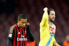 Gonzalo Higuaín slaví gól před Urby Emanuelsonem